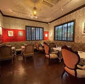 貸切のご利用が可能です。20人以下から、20人～50人までのグループに対応しており、特別なイベントやお集まりに最適です。店内はインテリアデザイナーによるデザインで、ビンテージ家具やアンティークチェアが心地よいムードを醸し出しており、落ち着ける空間でお楽しみいただけます。※ご予約は直接お問い合わせください。