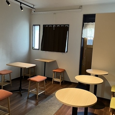 テーブルはペアテーブルとお一人様のカフェテーブルの構成になっております