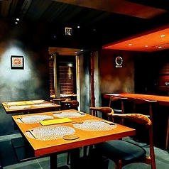 当店のテーブル席は全12席をご用意しており、ゆったりとした空間でお食事をお楽しみいただけます。落ち着いたインテリアと心地よい照明がリラックスした雰囲気を演出し友人や家族との会話を楽しむのに大変最適なお席です。心地よいお席でゆっくりとお料理やお酒を存分にお楽しみください。