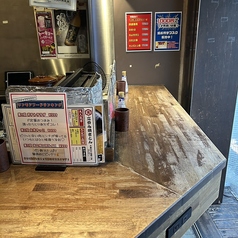 丁寧に串打ちされた新鮮な肉を、目の前で豪快に焼き上げていく臨場感は、立呑み席ならでは◎熟練の職人技を垣間見ることのできる特等席で、当店のこだわり抜いた串焼きを体の五感でお楽しみください！