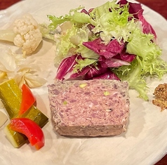 本日のパテ、野菜ピクルス＆サラダ添え