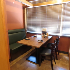 店内は広々としており、ゆったりとした時間が流れるような落ち着いた雰囲気。ご宴会はもちろん、接待にも人気となっております。