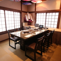 ご家族の大切なお祝い事に、いつもよりちょっと贅沢なひとときを過ごしませんか？最大6名様までご利用いただける2階の半個室は、周りを気にせずゆったりとお食事を楽しみたい方に最適です♪思い出に残る華やかな宴席を演出いたします◎