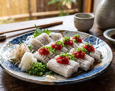 ☆湯引き鱧の梅肉乗せ