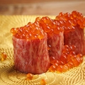 料理メニュー写真&nbsp;いくらこぼれ知多牛肉寿司 2貫