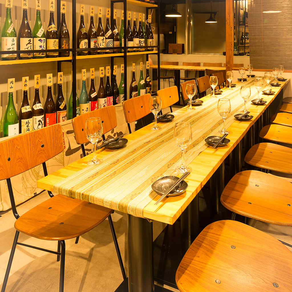 店内に並ぶ日本酒は30種類以上！日毎の仕入れなので、新しい日本酒に出会えます♪