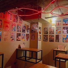 壁のポスターなど昭和レトロな空間とアットホームな雰囲気でお出迎え。テーブルの立ち飲み席をご用意。おひとりでも、お仲間とでもお気軽にお立ち寄り頂けるお席です。