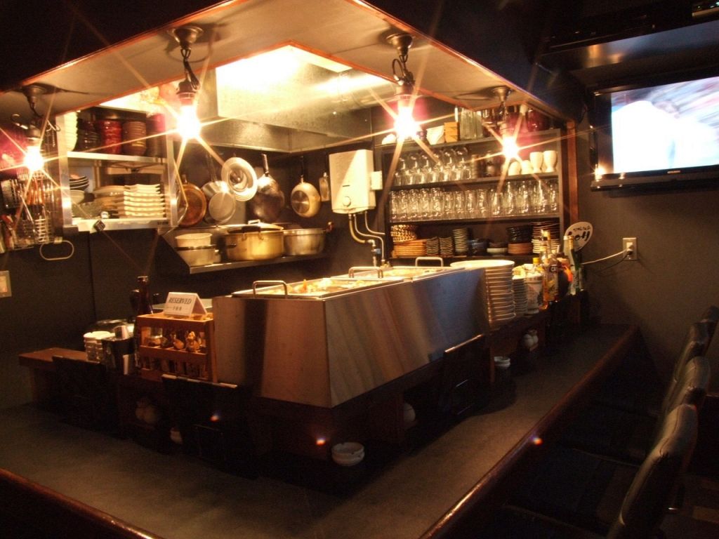 入って１Ｆは雰囲気の良いカウンター席。席に座って『今日のおすすめは？』って聞いてみて♪