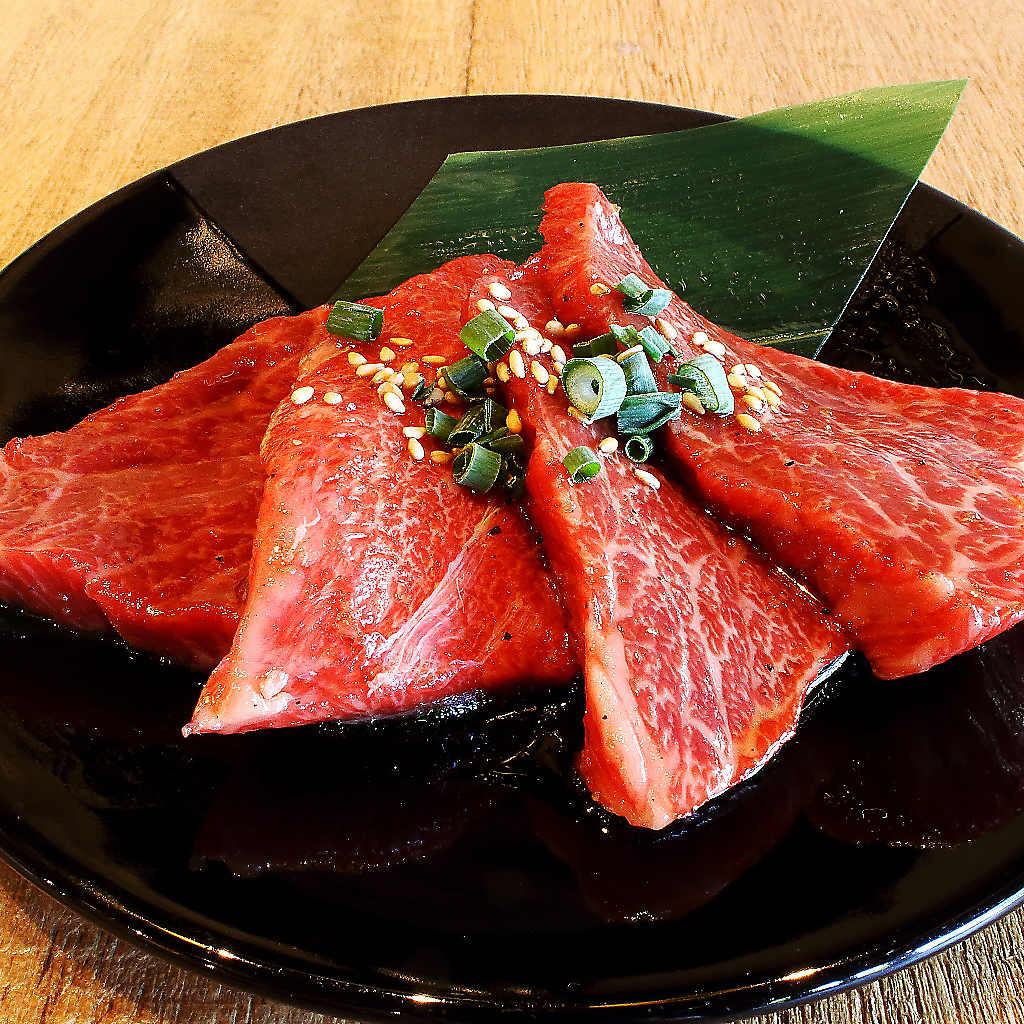 良いお肉をちょっとずつつまんで頂きたい。。そんな想いからOPENしました！