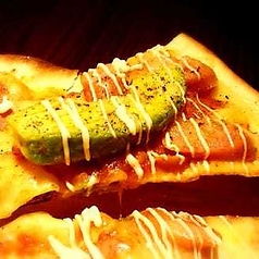 ソーセージとアボカドのピザ