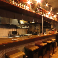 お一人様やカップルなどに最適なカウンター席。目の前で調理される料理を楽しみながら、居心地の良い空間で、心ゆくまでお料理をお楽しみください！