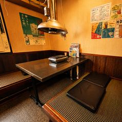 【掘りごたつ席】阿佐ヶ谷駅すぐの好立地にある当店では、プライベート感を大切にした落ち着きのある掘りごたつ席をご用意しております。木目調の温かみ溢れる空間で、職人が厳選した極上の黒毛和牛や名物の牛タンをじっくりとご堪能いただけます。阿佐ヶ谷での特別な時間を、心ゆくまでご満喫くださいませ。