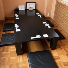 【2階半個室掘りごたつ|4~5名/喫煙】2階の5名様までご利用可能な半個室掘りごたつ席です。周りを気にせずゆったり過ごせ、ご友人とのお食事や少人数のお集まりにおすすめです。