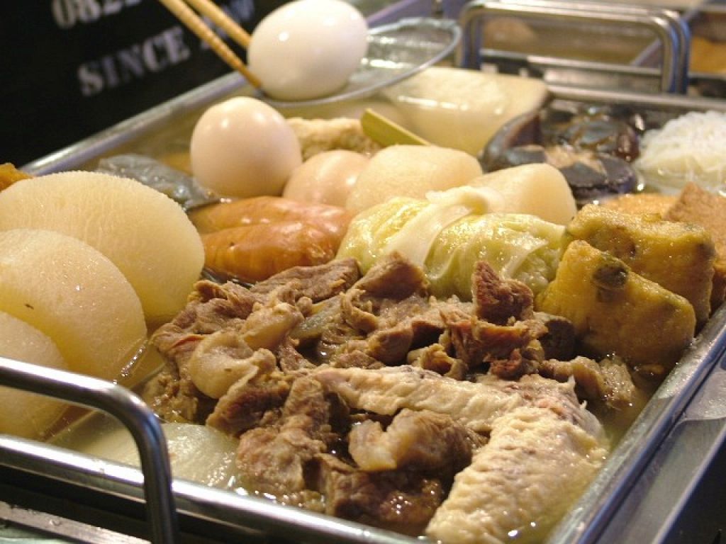 これが名物の黄金おでん！いろんな具にじっくり丁寧に味が染み込んで美味しそう！