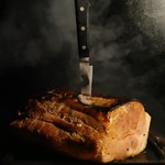 厚切りポークで呑む酒場。ポークステーキ・肉バル・イタリアン・立ち飲み・立飲み