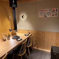 カジュアルな店内で自慢のお肉をお楽しみください！