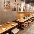 【テーブル席】清潔感のあるゆったりとしたお席です。居心地のいい店内はご友人や大切な方と会話が弾むこと間違いなしです★時間が経つのを忘れてしまいそう！壁にはポスターが飾られ、レトロな雰囲気に。出来立てサクサクの天ぷらをお楽しみください♪