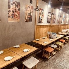 【テーブル席】清潔感のあるゆったりとしたお席です。居心地のいい店内はご友人や大切な方と会話が弾むこと間違いなしです★時間が経つのを忘れてしまいそう！壁にはポスターが飾られ、レトロな雰囲気に。出来立てサクサクの天ぷらをお楽しみください♪