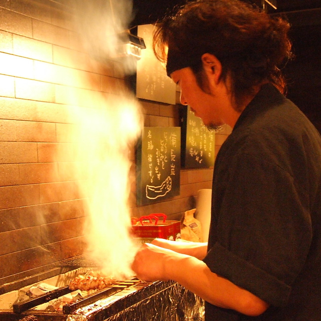 その大山どりを匠の技で焼き上げる。絶妙の焼き加減を見極める目は真剣そのもの
