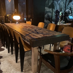 メインフロアのテーブルは、8名様まで