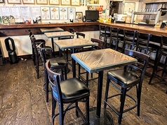 洗練された雰囲気の店内には、2名様用のテーブル席を4卓ご用意しております。デートやご友人との少人数でのお食事にもぴったりのお席です。テーブル席には背もたれ付きの椅子を完備しておりますので、ゆったりとくつろぎながら美味しいお食事をお楽しみいただけます。様々なシーンで是非ご利用くださいませ。