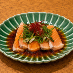 炙りサーモンの香味油がけ