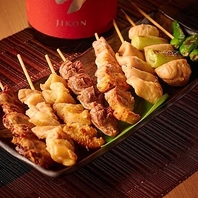 炭火で香ばしく焼いた鶏。コクと旨みがぎゅと凝縮。