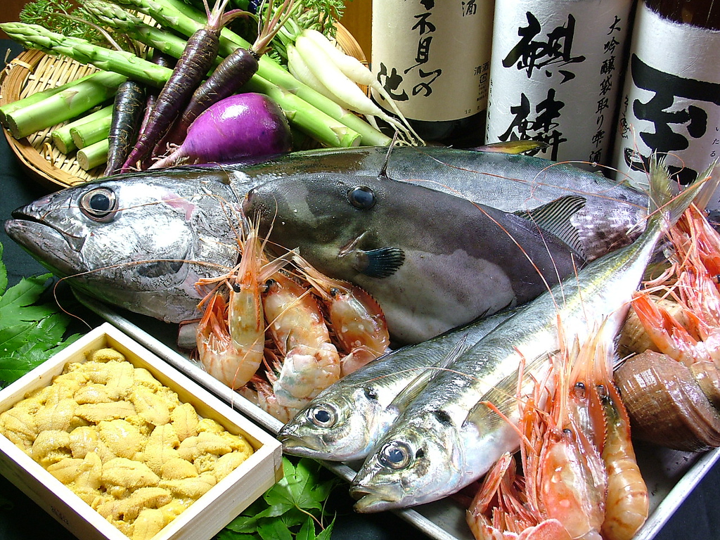 魚は漁師に直談判＆魚屋１軒、野菜は八百屋２軒、肉は肉屋３軒より、それぞれ厳選して仕入れています