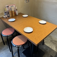 テーブル席は女子会にも最適♪女性に嬉しいサワーやカクテル、またノンアルコール飲料も多彩に揃えております！絶品の串焼きとお好きなドリンク片手に、ゆったり寛ぎながら乾杯♪