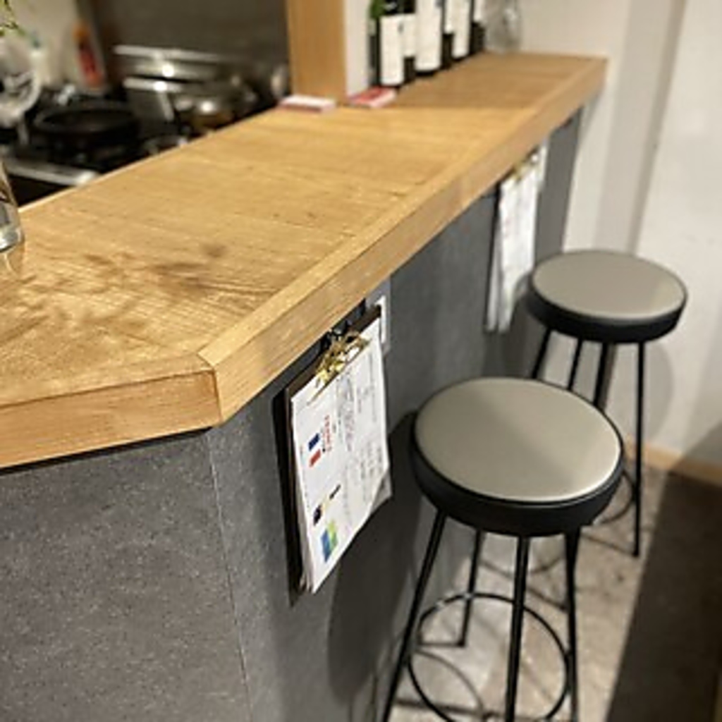 ワイン初心者も歓迎！カウンターで300種類以上の高級ワインをお手頃価格で楽しめる素敵な空間です。