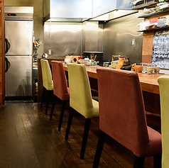 お一人様でも気軽に立ち寄れる特等席です。店主の調理風景を目の前で眺めながら、しっぽりと飲むのに最適。スタッフとの会話を楽しんだり、自分だけの時間を満喫したりと、思い思いのスタイルで過ごせます◎