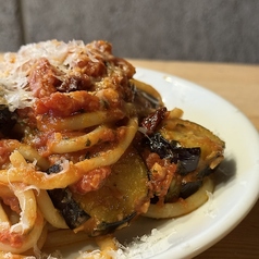 茄子とニンニク、カラブリア産唐辛子のブカティーニ