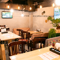 広々としたテーブル席は4名様掛けが5卓あり、ご友人同士の飲み会や会社のご宴会に最適です。落ち着いた空間でゆったりとお食事をお楽しみいただけます。