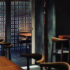 4名様までご利用いただける完全個室席は、静かな環境で周囲を気にせずお食事をお楽しみいただけます。喫煙も可能なため周囲も気にすることなく、おくつろぎいただけます。家族での利用やビジネスの接待など多様なシーンに対応できますので、リラックスできる空間で特別なひとときを満喫してください。