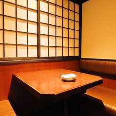2名～4名様用テーブル席。落ち着いた店内空間にあるテーブル席は個室ではなくとも、ゆったりとお食事を楽しむことが可能です。飲み放題付コースや美味しい逸品料理、種類豊富なドリンクをご用意してお待ちしております。
