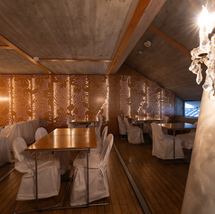 煌めくシャンデリアを眺めながら贅沢なお食事を。