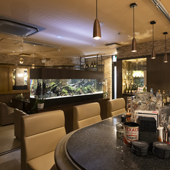 カウンターは5席完備、1人飲みなどに！