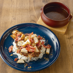＜季節のおすすめ＞名物！くずし粗挽きハンバーグと長いも&ベーコンのカレー