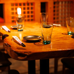 【雰囲気抜群の店内】仲間同士での集まりや、仕事帰りの軽い飲み会、家族との食事など、様々なシーンにマッチする万能な空間です。テーブル同士の間隔にも配慮し、周囲を気にせず自分たちの時間を楽しめる“ちょうどいい距離感”を大切にしています。温かみある木の素材やインテリアが親しみやすい雰囲気を演出します。