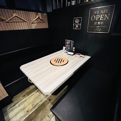 ジュワッと響くお肉の音、弾む会話。当店のテーブル席は、大切な人との時間をゆったり楽しめる広々とした造りです。隣を気にせずくつろげるプライベート空間で、厳選されたお肉を心ゆくまでご堪能ください。ご家族の団らんから、仲間との飲み会まで。美味しい焼肉とともに、笑顔あふれる特別なひとときをどうぞ。