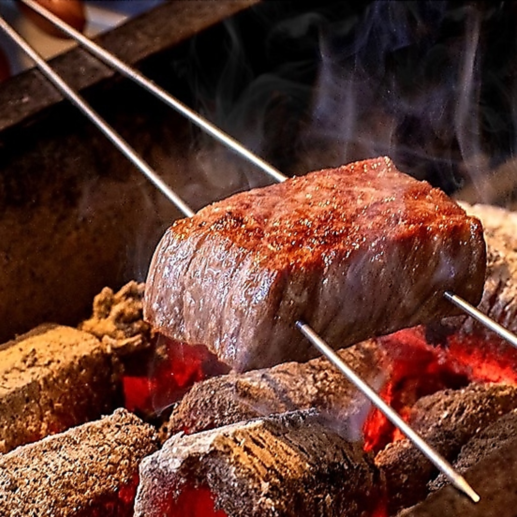 【部位にあわせた調理】炭火焼きができるチャコールグリル。鉄板焼きとはまた違った味の表現が可能。