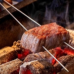 【部位にあわせた調理】炭火焼きができるチャコールグリル。鉄板焼きとはまた違った味の表現が可能。