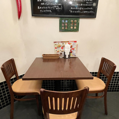 3名様用のテーブル席