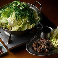 ムラハチ名物は「いぶしもも焼き」・「もつ鍋」