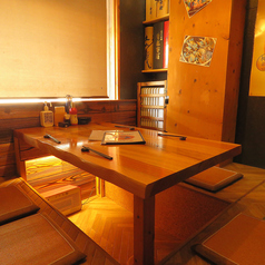 【1F】店内に入ってすぐの掘りごたつ個室。接待や大切な方とのお食事にもおすすめです。