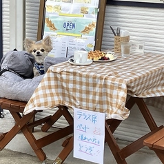 気候の良い時期は店外にアウトドアテーブルを設置しています。ペット連れのお客様に対応しています。また夕方から日陰になりますので、外呑み等も心地良いと思います