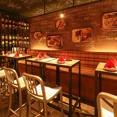 店内奥のハイテーブル席は12名様までご利用可能でパーティーや中規模宴会などにオススメ！ハイテーブル席でスタイリッシュに乾杯♪