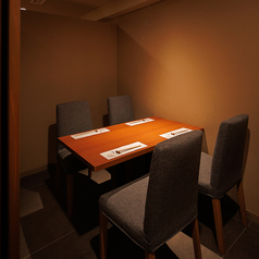 【少人数様向け完全個室】大切な方とのご会食に最適な環境をご提供。接待や記念日など、様々なシーンでご利用いただける幅広いプランをご用意。美味しい食事とともに、種類豊富なお酒も取り揃えておりますので、心ゆくまでお楽しみいただけます。特別なひとときを、ぜひ当店でお過ごしください。