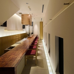 座席はカウンター8席のみ。限られた席数だからこそ、一人ひとりのお客様に寄り添った丁寧なおもてなしと、ゆとりあるひとときをご提供いたします。