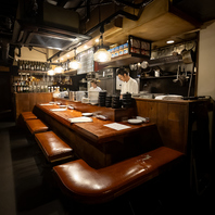 オープンキッチンが目の前のカウンター席がございます